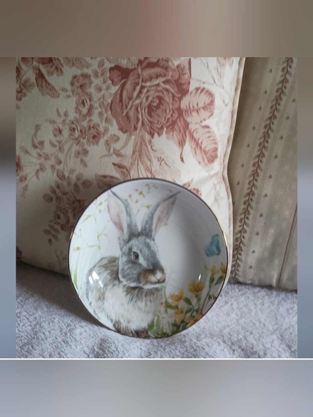 Williams Sonoma Gray and White Bunny Decorative Plate with Gold Rim